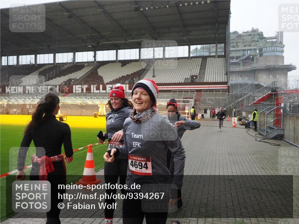 07.12.2025 - St. Pauli X-Mass-Run No. 15 Fabian Wolf http://msf.ph/oto/9394267 07.12.2025 10:24:21 Ziel 712, 897, 4040, 4122, 4140, 4689, 4692, 4694 meine-sportfotos.de