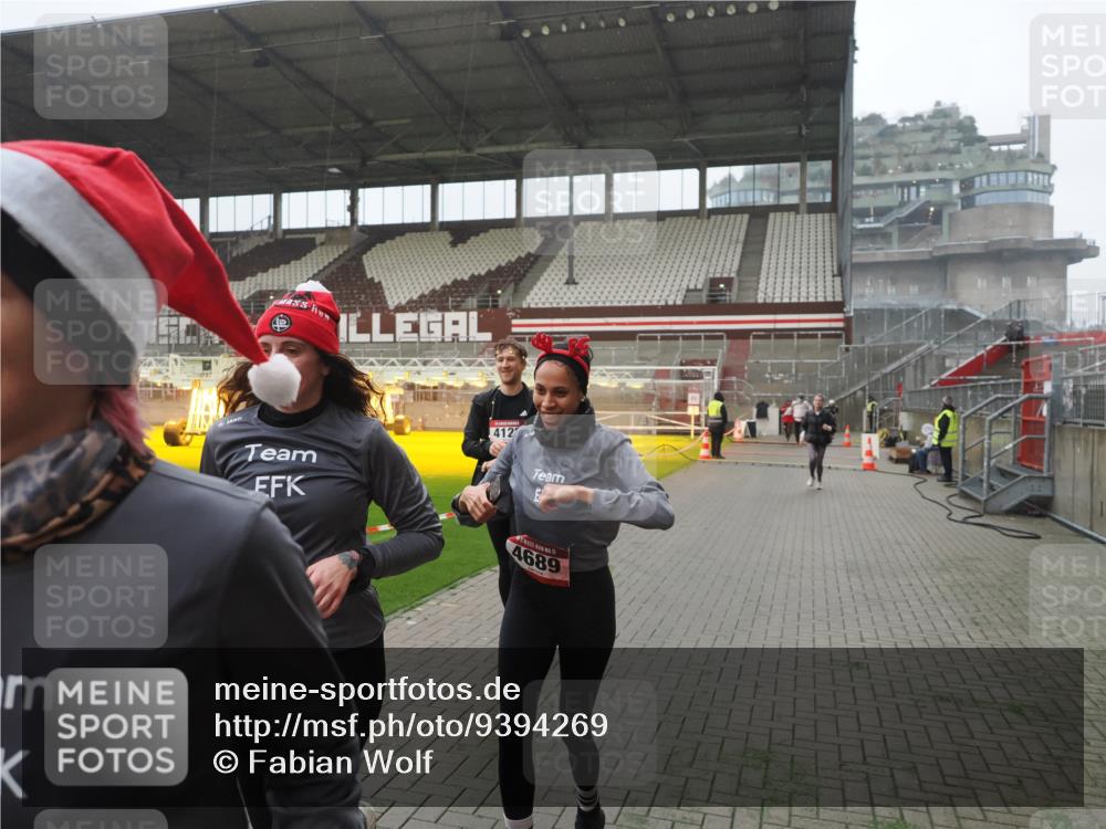 07.12.2025 - St. Pauli X-Mass-Run No. 15 Fabian Wolf http://msf.ph/oto/9394269 07.12.2025 10:24:22 Ziel 712, 897, 4040, 4122, 4140, 4689, 4692, 4694 meine-sportfotos.de