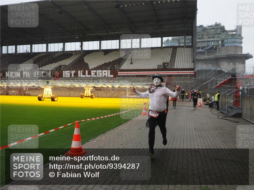 07.12.2025 - St. Pauli X-Mass-Run No. 15 Fabian Wolf http://msf.ph/oto/9394287 07.12.2025 10:24:28 Ziel 712, 1986, 2071, 4122, 4140, 4689, 4692, 4694 meine-sportfotos.de