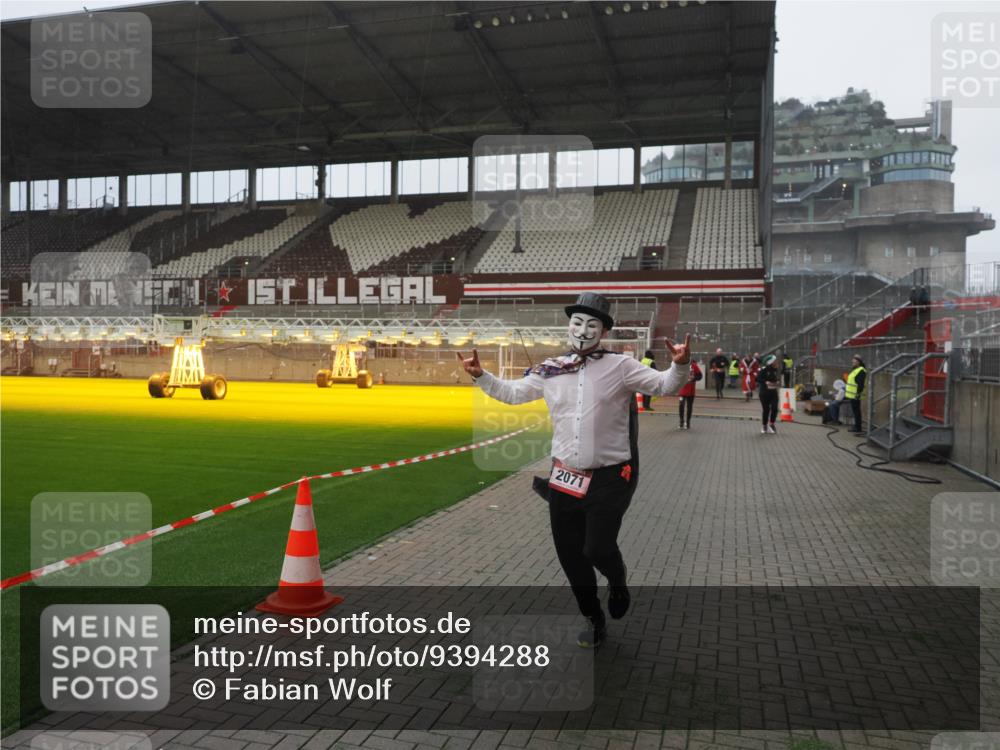 07.12.2025 - St. Pauli X-Mass-Run No. 15 Fabian Wolf http://msf.ph/oto/9394288 07.12.2025 10:24:28 Ziel 712, 1986, 2071, 4122, 4140, 4689, 4692, 4694 meine-sportfotos.de