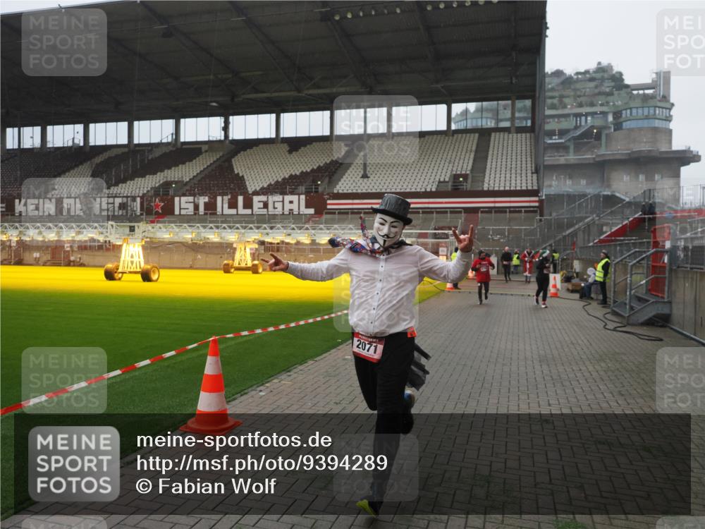 07.12.2025 - St. Pauli X-Mass-Run No. 15 Fabian Wolf http://msf.ph/oto/9394289 07.12.2025 10:24:28 Ziel 712, 1986, 2071, 4122, 4140, 4689, 4692, 4694 meine-sportfotos.de