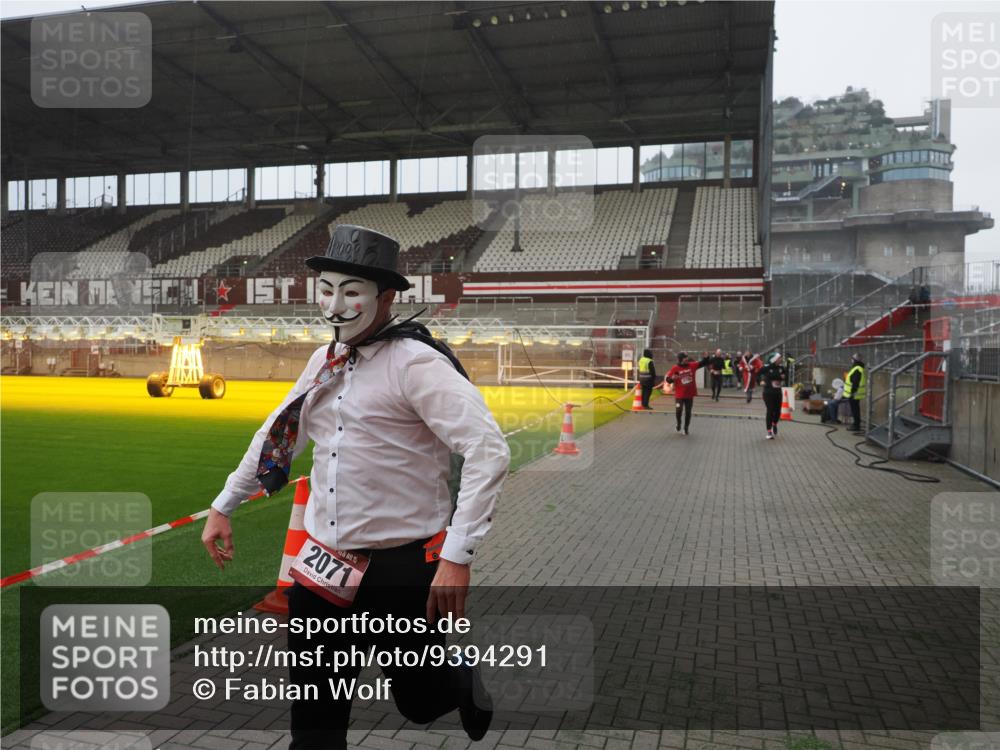 07.12.2025 - St. Pauli X-Mass-Run No. 15 Fabian Wolf http://msf.ph/oto/9394291 07.12.2025 10:24:28 Ziel 712, 1986, 2071, 4122, 4140, 4689, 4692, 4694 meine-sportfotos.de