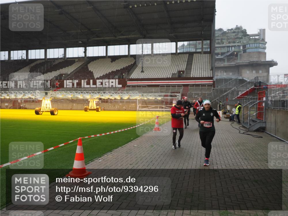 07.12.2025 - St. Pauli X-Mass-Run No. 15 Fabian Wolf http://msf.ph/oto/9394296 07.12.2025 10:24:34 Ziel 1986, 2071, 4541, 4542, 4689, 4766, 4780 meine-sportfotos.de