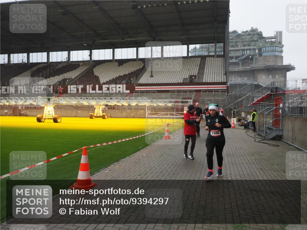 07.12.2025 - St. Pauli X-Mass-Run No. 15 Fabian Wolf http://msf.ph/oto/9394297 07.12.2025 10:24:34 Ziel 1986, 2071, 4541, 4542, 4689, 4766, 4780 meine-sportfotos.de