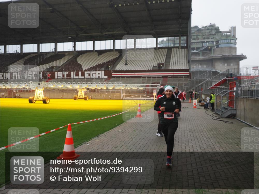 07.12.2025 - St. Pauli X-Mass-Run No. 15 Fabian Wolf http://msf.ph/oto/9394299 07.12.2025 10:24:35 Ziel 1986, 2071, 4541, 4542, 4766, 4780 meine-sportfotos.de