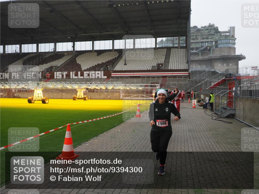07.12.2025 - St. Pauli X-Mass-Run No. 15 Fabian Wolf http://msf.ph/oto/9394300 07.12.2025 10:24:35 Ziel 1986, 2071, 4541, 4542, 4766, 4780 meine-sportfotos.de