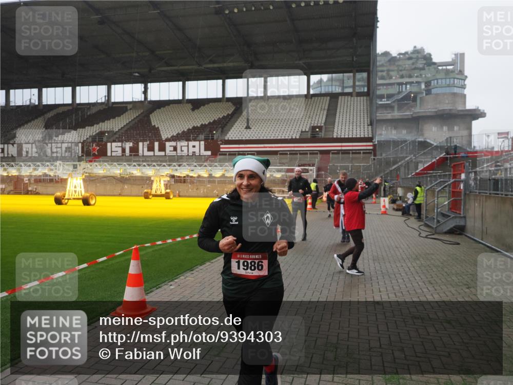 07.12.2025 - St. Pauli X-Mass-Run No. 15 Fabian Wolf http://msf.ph/oto/9394303 07.12.2025 10:24:35 Ziel 1986, 2071, 4541, 4542, 4766, 4780 meine-sportfotos.de