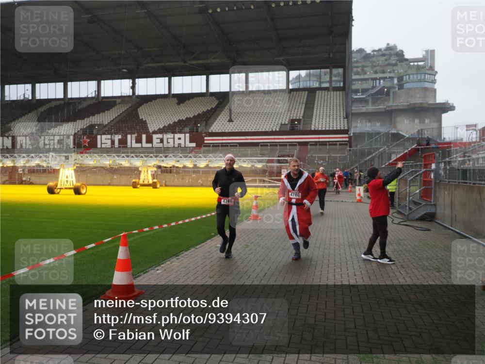 07.12.2025 - St. Pauli X-Mass-Run No. 15 Fabian Wolf http://msf.ph/oto/9394307 07.12.2025 10:24:37 Ziel 1986, 2071, 4541, 4542, 4766, 4780 meine-sportfotos.de