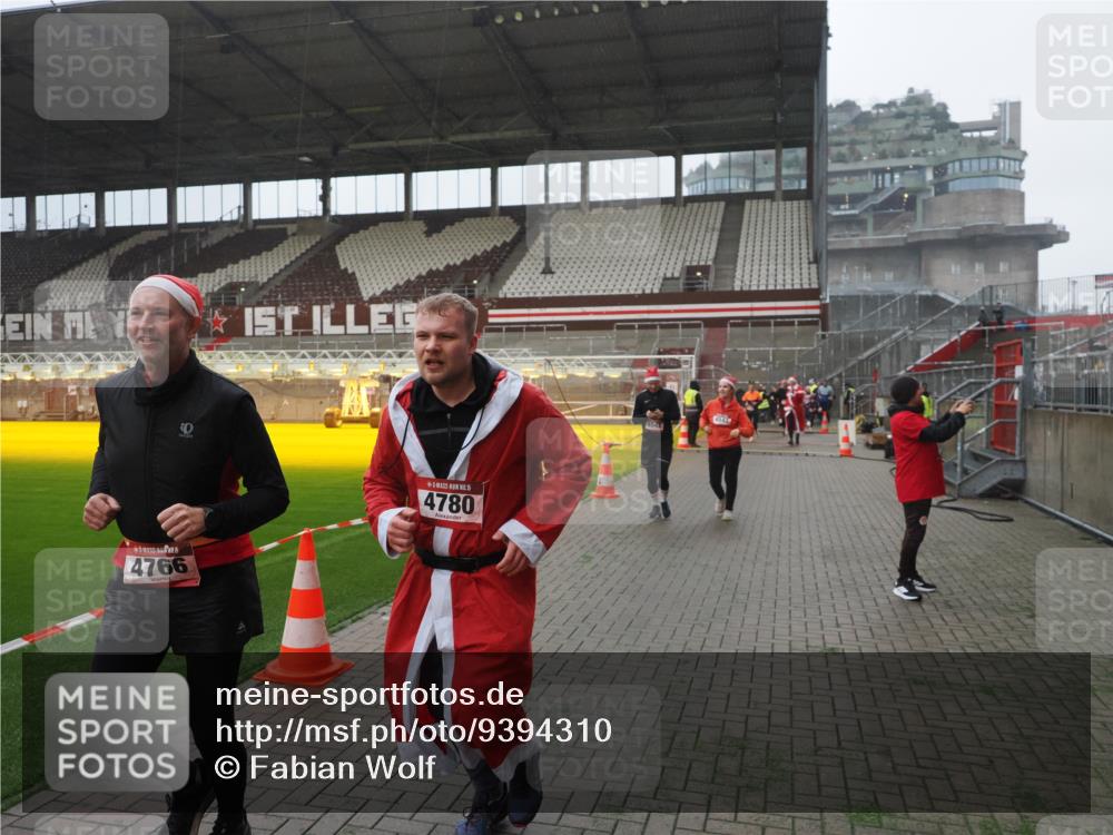 07.12.2025 - St. Pauli X-Mass-Run No. 15 Fabian Wolf http://msf.ph/oto/9394310 07.12.2025 10:24:38 Ziel 1986, 2071, 4136, 4155, 4541, 4542, 4766, 4780 meine-sportfotos.de
