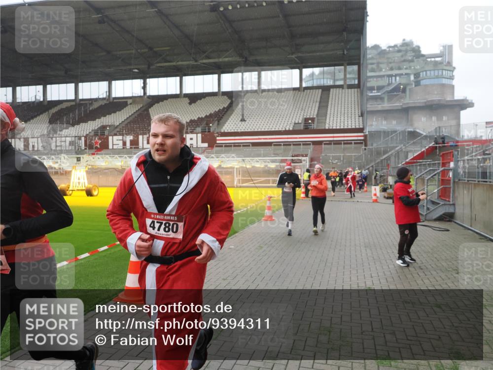 07.12.2025 - St. Pauli X-Mass-Run No. 15 Fabian Wolf http://msf.ph/oto/9394311 07.12.2025 10:24:39 Ziel 1986, 2071, 4136, 4155, 4541, 4542, 4766, 4780 meine-sportfotos.de