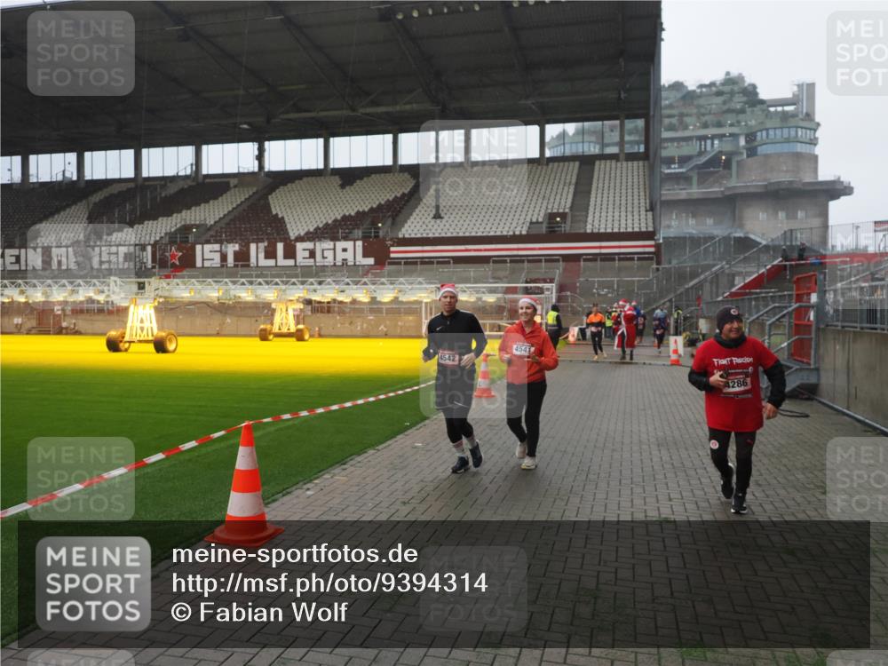 07.12.2025 - St. Pauli X-Mass-Run No. 15 Fabian Wolf http://msf.ph/oto/9394314 07.12.2025 10:24:40 Ziel 1986, 2071, 4079, 4135, 4136, 4155, 4541, 4542, 4766, 4780 meine-sportfotos.de