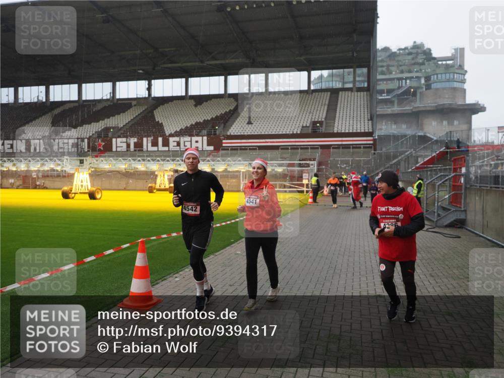 07.12.2025 - St. Pauli X-Mass-Run No. 15 Fabian Wolf http://msf.ph/oto/9394317 07.12.2025 10:24:41 Ziel 1986, 2071, 4078, 4079, 4135, 4136, 4155, 4541, 4542, 4766, 4780 meine-sportfotos.de