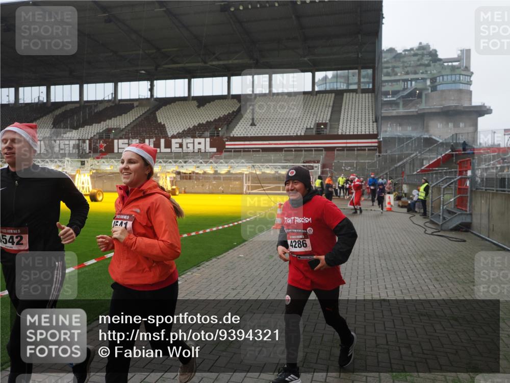 07.12.2025 - St. Pauli X-Mass-Run No. 15 Fabian Wolf http://msf.ph/oto/9394321 07.12.2025 10:24:41 Ziel 1986, 2071, 4078, 4079, 4135, 4136, 4155, 4541, 4542, 4766, 4780 meine-sportfotos.de
