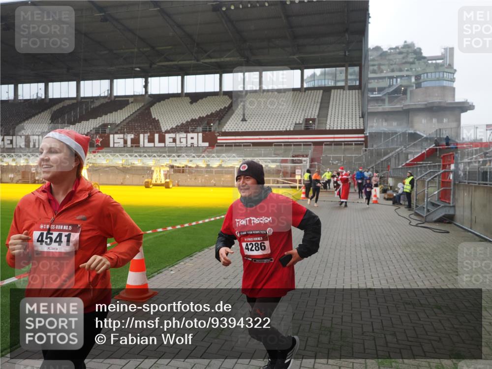 07.12.2025 - St. Pauli X-Mass-Run No. 15 Fabian Wolf http://msf.ph/oto/9394322 07.12.2025 10:24:42 Ziel 1986, 2071, 4078, 4079, 4135, 4136, 4155, 4541, 4542, 4766, 4780 meine-sportfotos.de