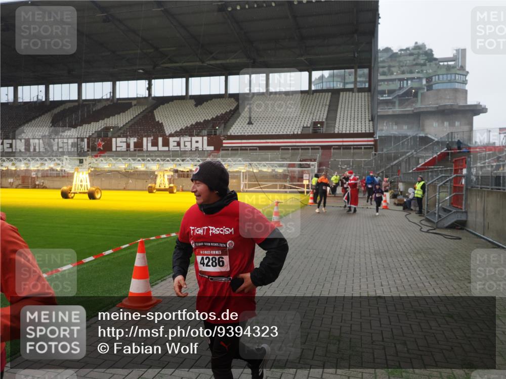 07.12.2025 - St. Pauli X-Mass-Run No. 15 Fabian Wolf http://msf.ph/oto/9394323 07.12.2025 10:24:42 Ziel 1986, 2071, 4078, 4079, 4135, 4136, 4155, 4541, 4542, 4766, 4780 meine-sportfotos.de