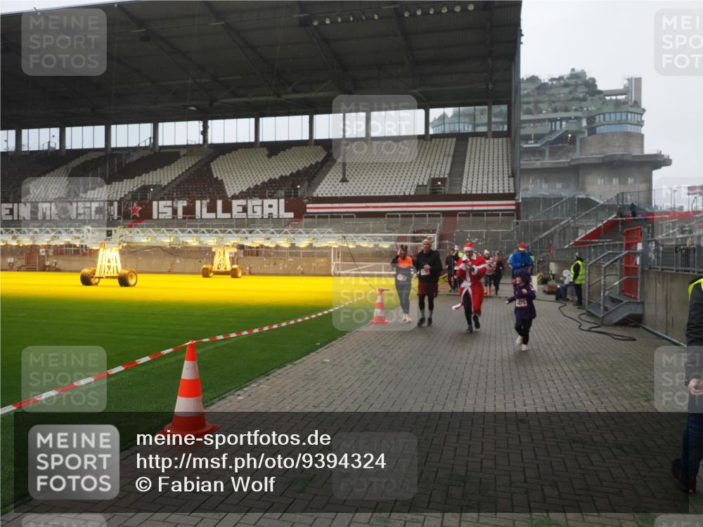 07.12.2025 - St. Pauli X-Mass-Run No. 15 Fabian Wolf http://msf.ph/oto/9394324 07.12.2025 10:24:45 Ziel 915, 974, 1986, 3152, 4078, 4079, 4091, 4092, 4135, 4136, 4155, 4177, 4496, 4497, 4530, 4541, 4542, 4766, 4780 meine-sportfotos.de