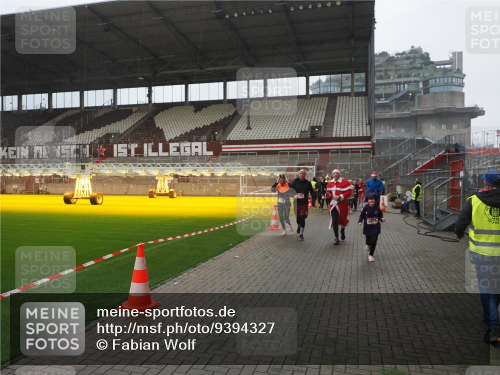 07.12.2025 - St. Pauli X-Mass-Run No. 15 Fabian Wolf http://msf.ph/oto/9394327 07.12.2025 10:24:45 Ziel 915, 974, 1986, 3152, 4078, 4079, 4091, 4092, 4135, 4136, 4155, 4177, 4496, 4497, 4530, 4541, 4542, 4766, 4780 meine-sportfotos.de