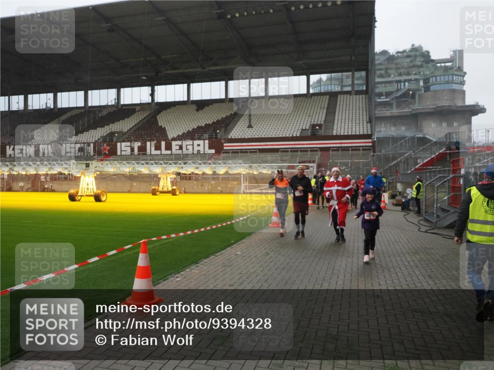 07.12.2025 - St. Pauli X-Mass-Run No. 15 Fabian Wolf http://msf.ph/oto/9394328 07.12.2025 10:24:46 Ziel 915, 974, 3152, 4078, 4079, 4091, 4092, 4135, 4136, 4155, 4177, 4496, 4497, 4530, 4541, 4542, 4766, 4780 meine-sportfotos.de