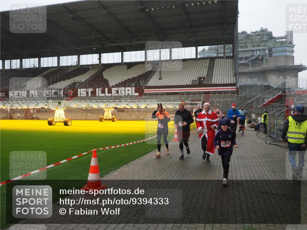 07.12.2025 - St. Pauli X-Mass-Run No. 15 Fabian Wolf http://msf.ph/oto/9394333 07.12.2025 10:24:47 Ziel 915, 974, 3152, 4078, 4079, 4091, 4092, 4135, 4136, 4155, 4177, 4496, 4497, 4530, 4541, 4542, 4766, 4780 meine-sportfotos.de