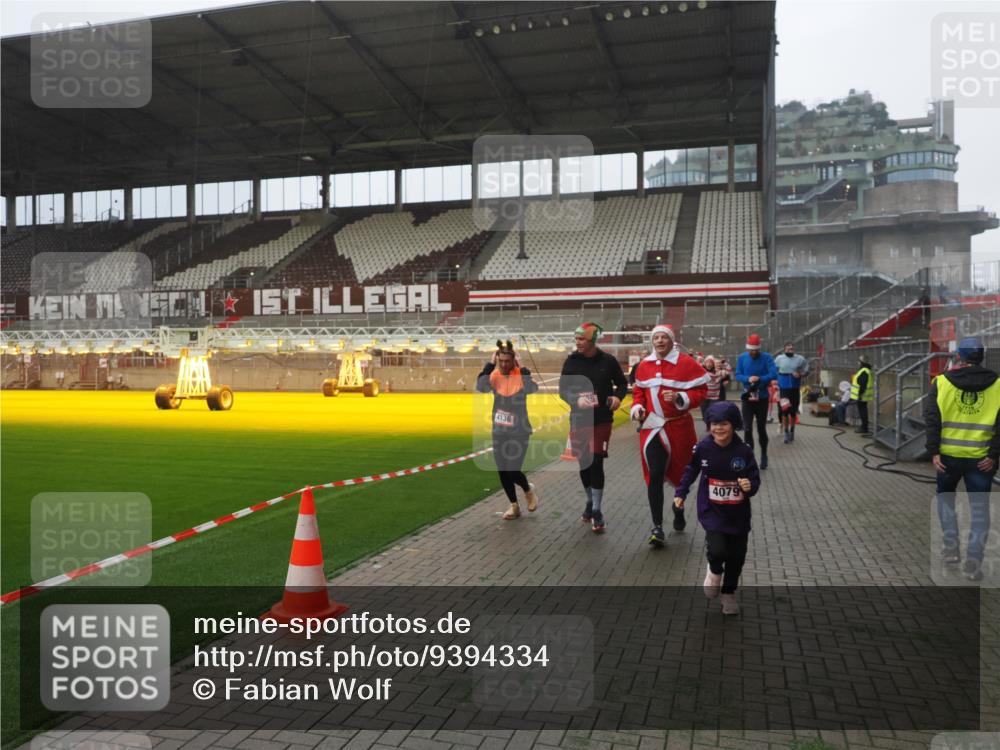07.12.2025 - St. Pauli X-Mass-Run No. 15 Fabian Wolf http://msf.ph/oto/9394334 07.12.2025 10:24:47 Ziel 915, 974, 3152, 4078, 4079, 4091, 4092, 4135, 4136, 4155, 4177, 4496, 4497, 4530, 4541, 4542, 4766, 4780 meine-sportfotos.de