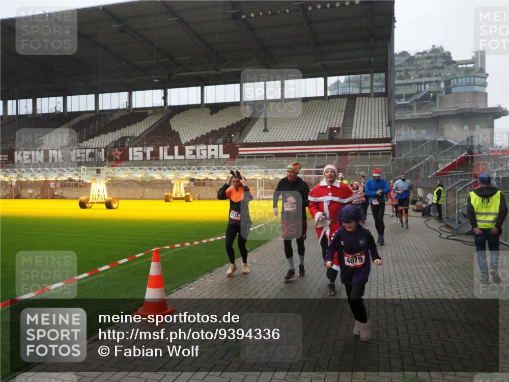 07.12.2025 - St. Pauli X-Mass-Run No. 15 Fabian Wolf http://msf.ph/oto/9394336 07.12.2025 10:24:47 Ziel 915, 974, 3152, 4078, 4079, 4091, 4092, 4135, 4136, 4155, 4177, 4496, 4497, 4530, 4541, 4542, 4766, 4780 meine-sportfotos.de