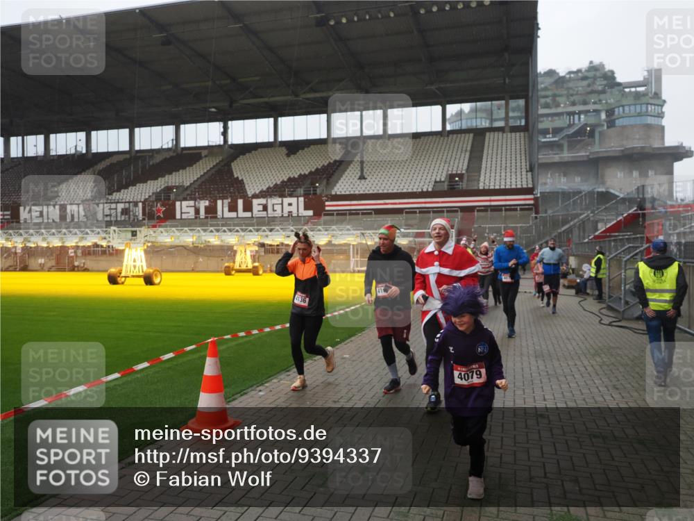07.12.2025 - St. Pauli X-Mass-Run No. 15 Fabian Wolf http://msf.ph/oto/9394337 07.12.2025 10:24:47 Ziel 915, 974, 3152, 4078, 4079, 4091, 4092, 4135, 4136, 4155, 4177, 4496, 4497, 4530, 4541, 4542, 4766, 4780 meine-sportfotos.de