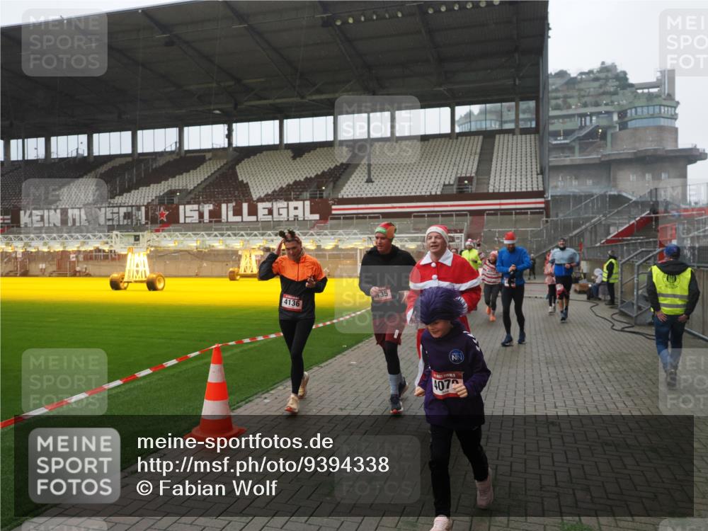 07.12.2025 - St. Pauli X-Mass-Run No. 15 Fabian Wolf http://msf.ph/oto/9394338 07.12.2025 10:24:48 Ziel 915, 974, 3152, 4078, 4079, 4091, 4092, 4135, 4136, 4155, 4177, 4496, 4497, 4530, 4541, 4542, 4766, 4780 meine-sportfotos.de