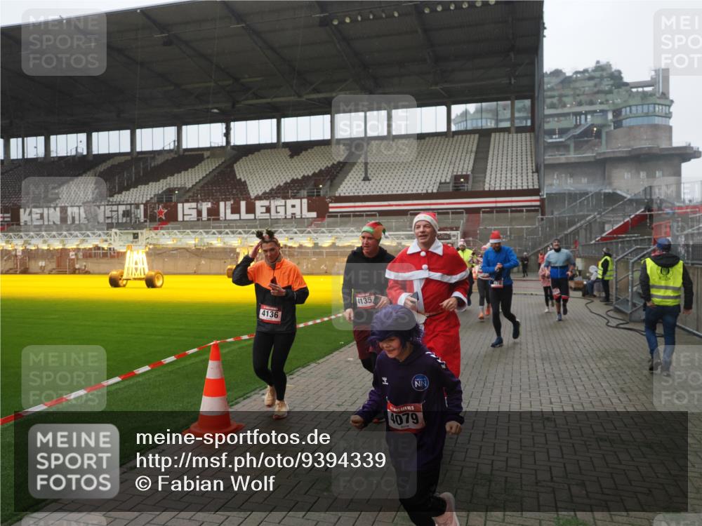 07.12.2025 - St. Pauli X-Mass-Run No. 15 Fabian Wolf http://msf.ph/oto/9394339 07.12.2025 10:24:48 Ziel 915, 974, 3152, 4078, 4079, 4091, 4092, 4135, 4136, 4155, 4177, 4496, 4497, 4530, 4541, 4542, 4766, 4780 meine-sportfotos.de