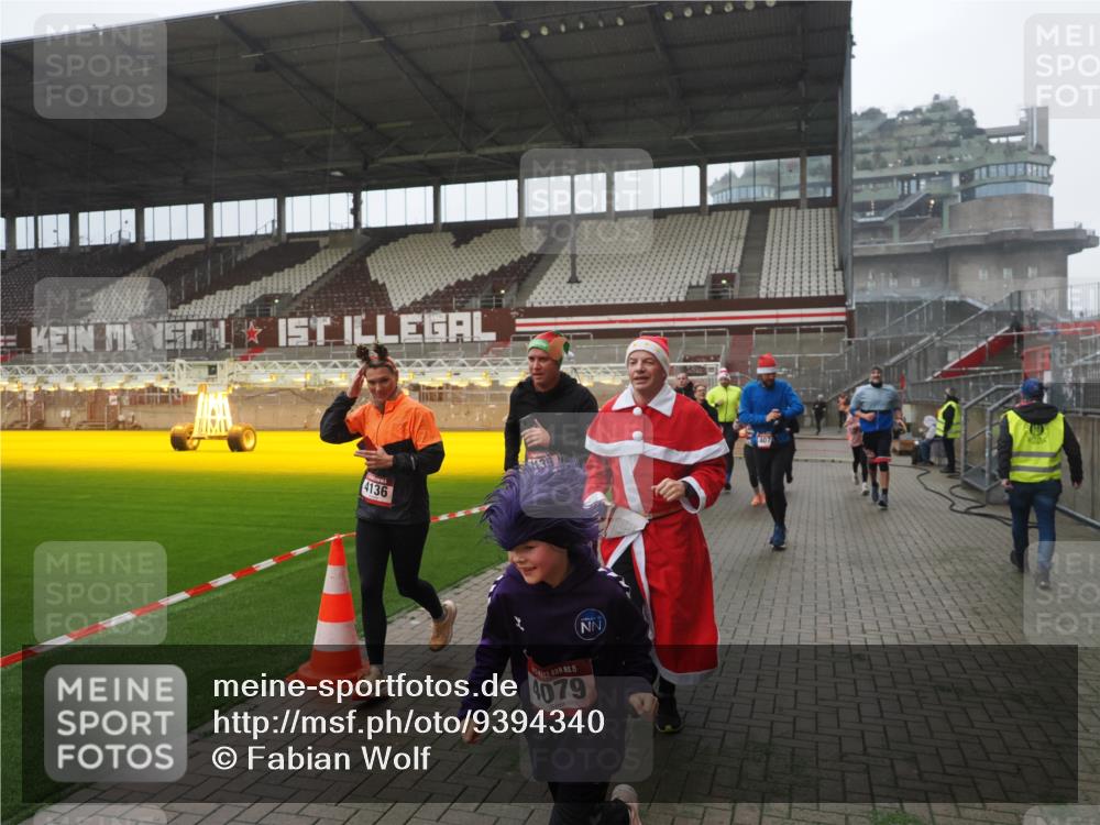 07.12.2025 - St. Pauli X-Mass-Run No. 15 Fabian Wolf http://msf.ph/oto/9394340 07.12.2025 10:24:48 Ziel 915, 974, 3152, 4078, 4079, 4091, 4092, 4135, 4136, 4155, 4177, 4496, 4497, 4530, 4541, 4542, 4766, 4780 meine-sportfotos.de