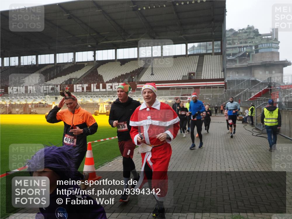 07.12.2025 - St. Pauli X-Mass-Run No. 15 Fabian Wolf http://msf.ph/oto/9394342 07.12.2025 10:24:48 Ziel 915, 974, 3152, 4078, 4079, 4091, 4092, 4135, 4136, 4155, 4177, 4496, 4497, 4530, 4541, 4542, 4766, 4780 meine-sportfotos.de