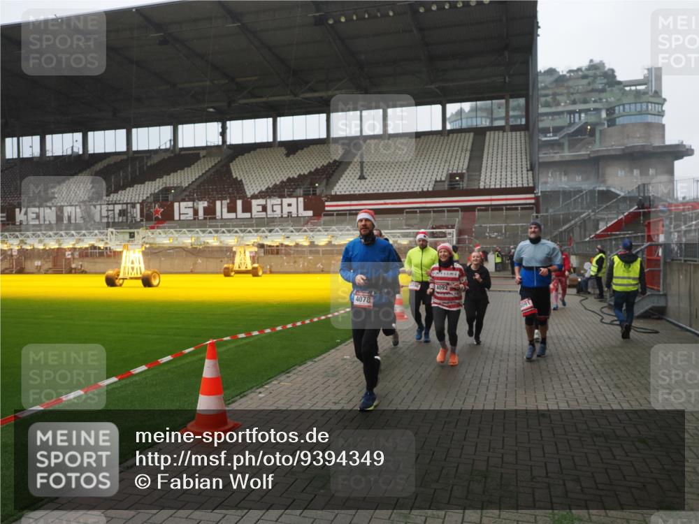 07.12.2025 - St. Pauli X-Mass-Run No. 15 Fabian Wolf http://msf.ph/oto/9394349 07.12.2025 10:24:50 Ziel 915, 974, 3152, 4078, 4079, 4091, 4092, 4135, 4136, 4155, 4177, 4496, 4497, 4530, 4541, 4542 meine-sportfotos.de