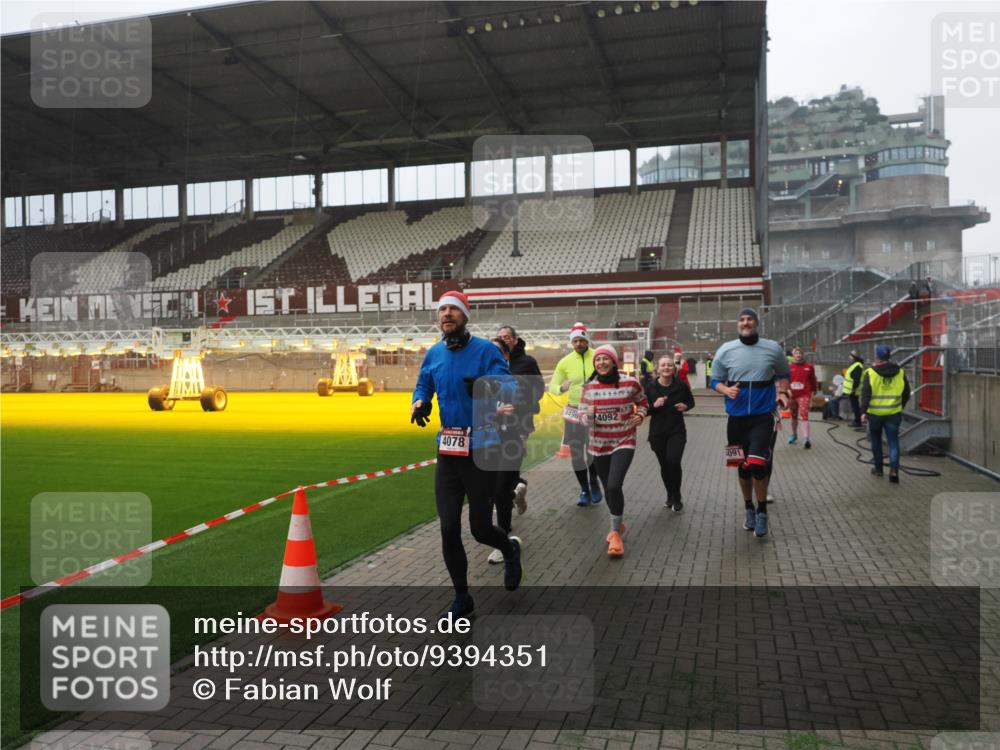 07.12.2025 - St. Pauli X-Mass-Run No. 15 Fabian Wolf http://msf.ph/oto/9394351 07.12.2025 10:24:50 Ziel 915, 974, 3152, 4078, 4079, 4091, 4092, 4135, 4136, 4155, 4177, 4496, 4497, 4530, 4541, 4542 meine-sportfotos.de