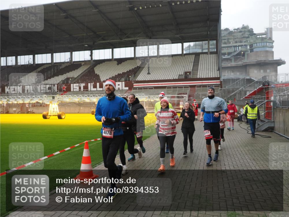 07.12.2025 - St. Pauli X-Mass-Run No. 15 Fabian Wolf http://msf.ph/oto/9394353 07.12.2025 10:24:51 Ziel 915, 974, 3152, 4078, 4079, 4091, 4092, 4135, 4136, 4155, 4177, 4496, 4497, 4530, 4541, 4542 meine-sportfotos.de