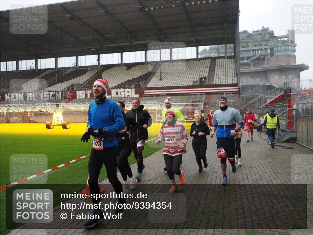 07.12.2025 - St. Pauli X-Mass-Run No. 15 Fabian Wolf http://msf.ph/oto/9394354 07.12.2025 10:24:51 Ziel 915, 974, 3152, 4078, 4079, 4091, 4092, 4135, 4136, 4155, 4177, 4496, 4497, 4530, 4541, 4542 meine-sportfotos.de