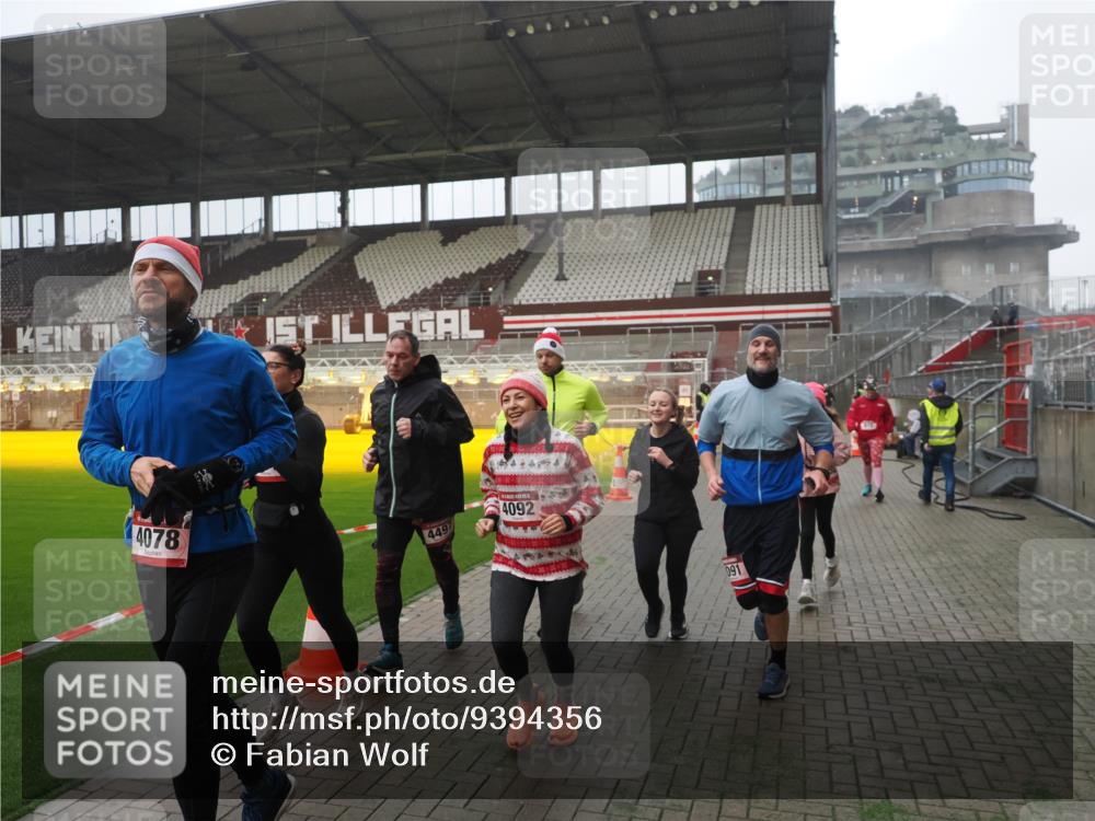 07.12.2025 - St. Pauli X-Mass-Run No. 15 Fabian Wolf http://msf.ph/oto/9394356 07.12.2025 10:24:51 Ziel 915, 974, 3152, 4078, 4079, 4091, 4092, 4135, 4136, 4155, 4177, 4496, 4497, 4530, 4541, 4542 meine-sportfotos.de