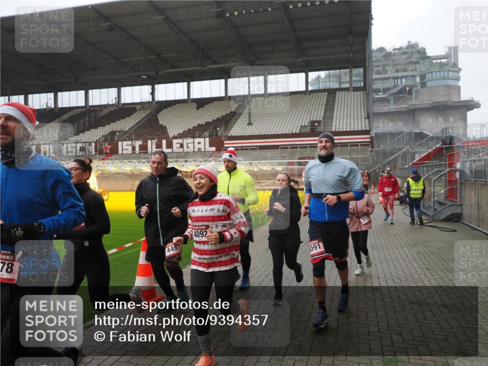 07.12.2025 - St. Pauli X-Mass-Run No. 15 Fabian Wolf http://msf.ph/oto/9394357 07.12.2025 10:24:51 Ziel 915, 974, 3152, 4078, 4079, 4091, 4092, 4135, 4136, 4155, 4177, 4496, 4497, 4530, 4541, 4542 meine-sportfotos.de