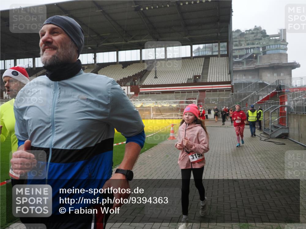 07.12.2025 - St. Pauli X-Mass-Run No. 15 Fabian Wolf http://msf.ph/oto/9394363 07.12.2025 10:24:53 Ziel 915, 974, 3152, 4078, 4079, 4091, 4092, 4135, 4136, 4155, 4177, 4474, 4496, 4497, 4530, 4541, 4542, 4846 meine-sportfotos.de