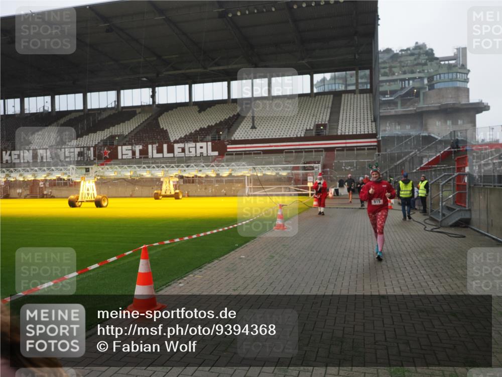07.12.2025 - St. Pauli X-Mass-Run No. 15 Fabian Wolf http://msf.ph/oto/9394368 07.12.2025 10:24:54 Ziel 915, 974, 3152, 4078, 4079, 4091, 4092, 4135, 4136, 4155, 4177, 4474, 4496, 4497, 4513, 4514, 4530, 4541, 4846 meine-sportfotos.de