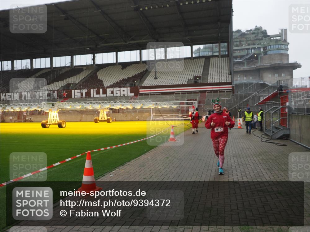 07.12.2025 - St. Pauli X-Mass-Run No. 15 Fabian Wolf http://msf.ph/oto/9394372 07.12.2025 10:24:54 Ziel 915, 974, 3152, 4078, 4079, 4091, 4092, 4135, 4136, 4155, 4177, 4474, 4496, 4497, 4513, 4514, 4530, 4541, 4846 meine-sportfotos.de