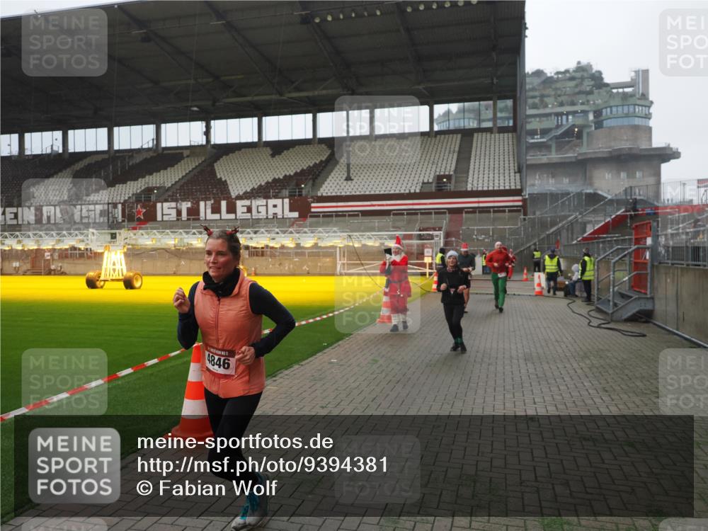 07.12.2025 - St. Pauli X-Mass-Run No. 15 Fabian Wolf http://msf.ph/oto/9394381 07.12.2025 10:24:58 Ziel 915, 974, 3152, 4078, 4079, 4091, 4092, 4135, 4136, 4155, 4177, 4431, 4474, 4496, 4497, 4513, 4514, 4530, 4846 meine-sportfotos.de