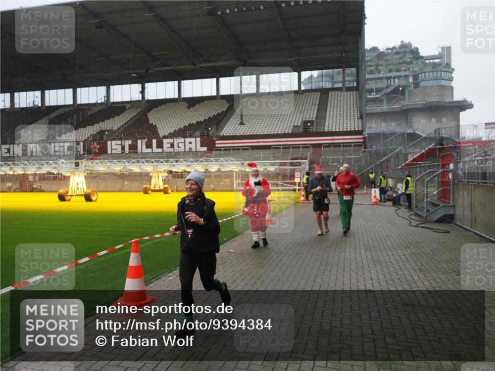 07.12.2025 - St. Pauli X-Mass-Run No. 15 Fabian Wolf http://msf.ph/oto/9394384 07.12.2025 10:25:00 Ziel 915, 974, 3152, 4078, 4079, 4091, 4092, 4135, 4177, 4431, 4474, 4496, 4497, 4513, 4514, 4530, 4846 meine-sportfotos.de