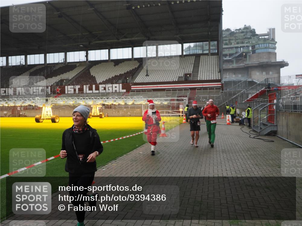 07.12.2025 - St. Pauli X-Mass-Run No. 15 Fabian Wolf http://msf.ph/oto/9394386 07.12.2025 10:25:01 Ziel 915, 974, 1012, 3152, 4078, 4091, 4092, 4177, 4431, 4474, 4496, 4497, 4513, 4514, 4530, 4846 meine-sportfotos.de