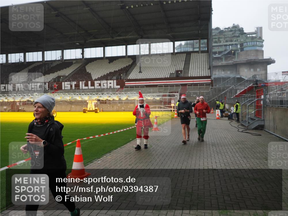 07.12.2025 - St. Pauli X-Mass-Run No. 15 Fabian Wolf http://msf.ph/oto/9394387 07.12.2025 10:25:01 Ziel 915, 974, 1012, 3152, 4078, 4091, 4092, 4177, 4431, 4474, 4496, 4497, 4513, 4514, 4530, 4846 meine-sportfotos.de