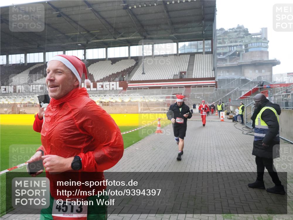 07.12.2025 - St. Pauli X-Mass-Run No. 15 Fabian Wolf http://msf.ph/oto/9394397 07.12.2025 10:25:04 Ziel 915, 974, 1012, 4431, 4474, 4496, 4513, 4514, 4846 meine-sportfotos.de