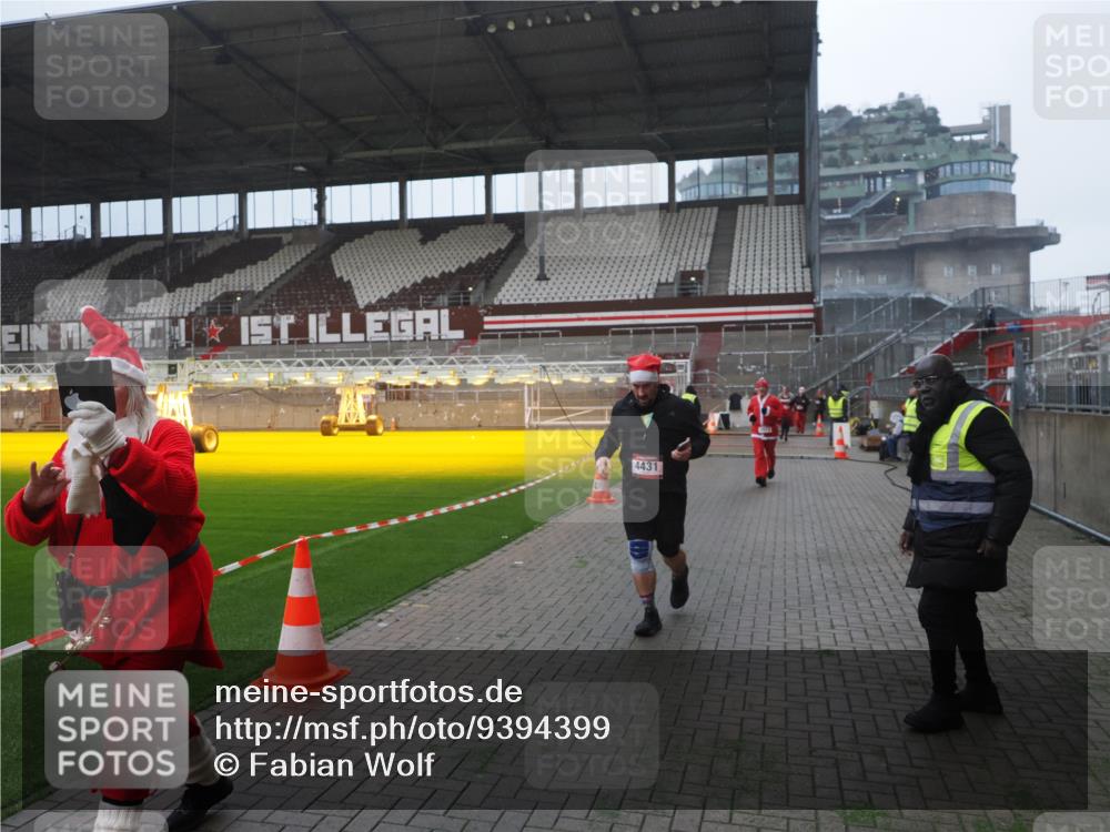 07.12.2025 - St. Pauli X-Mass-Run No. 15 Fabian Wolf http://msf.ph/oto/9394399 07.12.2025 10:25:05 Ziel 915, 1012, 4335, 4431, 4474, 4513, 4514, 4846 meine-sportfotos.de