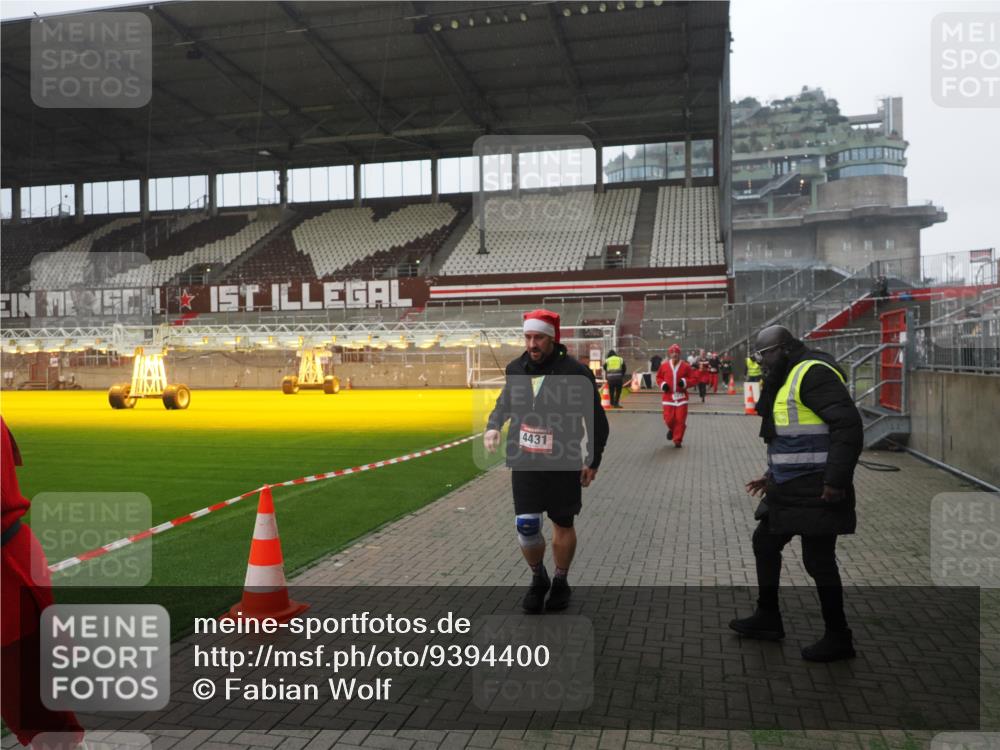 07.12.2025 - St. Pauli X-Mass-Run No. 15 Fabian Wolf http://msf.ph/oto/9394400 07.12.2025 10:25:05 Ziel 915, 1012, 4335, 4431, 4474, 4513, 4514, 4846 meine-sportfotos.de