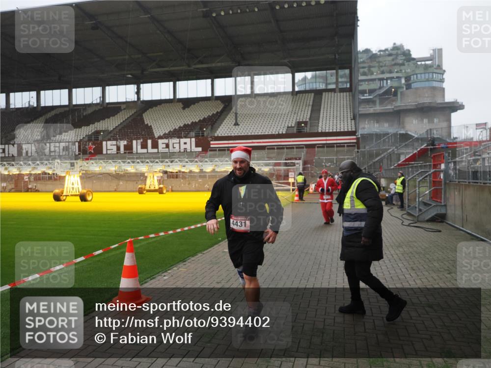 07.12.2025 - St. Pauli X-Mass-Run No. 15 Fabian Wolf http://msf.ph/oto/9394402 07.12.2025 10:25:06 Ziel 1012, 4335, 4431, 4474, 4513, 4514, 4846 meine-sportfotos.de