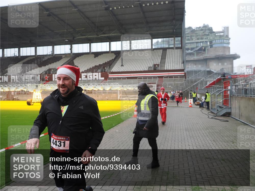 07.12.2025 - St. Pauli X-Mass-Run No. 15 Fabian Wolf http://msf.ph/oto/9394403 07.12.2025 10:25:06 Ziel 1012, 4335, 4431, 4474, 4513, 4514, 4846 meine-sportfotos.de