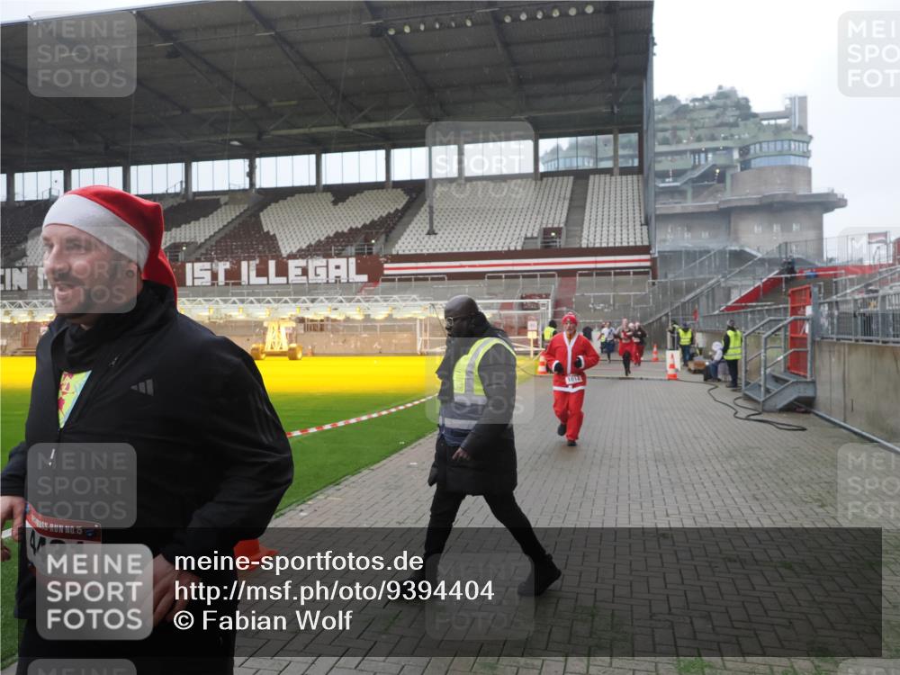 07.12.2025 - St. Pauli X-Mass-Run No. 15 Fabian Wolf http://msf.ph/oto/9394404 07.12.2025 10:25:07 Ziel 1012, 3962, 4335, 4431, 4474, 4513, 4514, 4846 meine-sportfotos.de