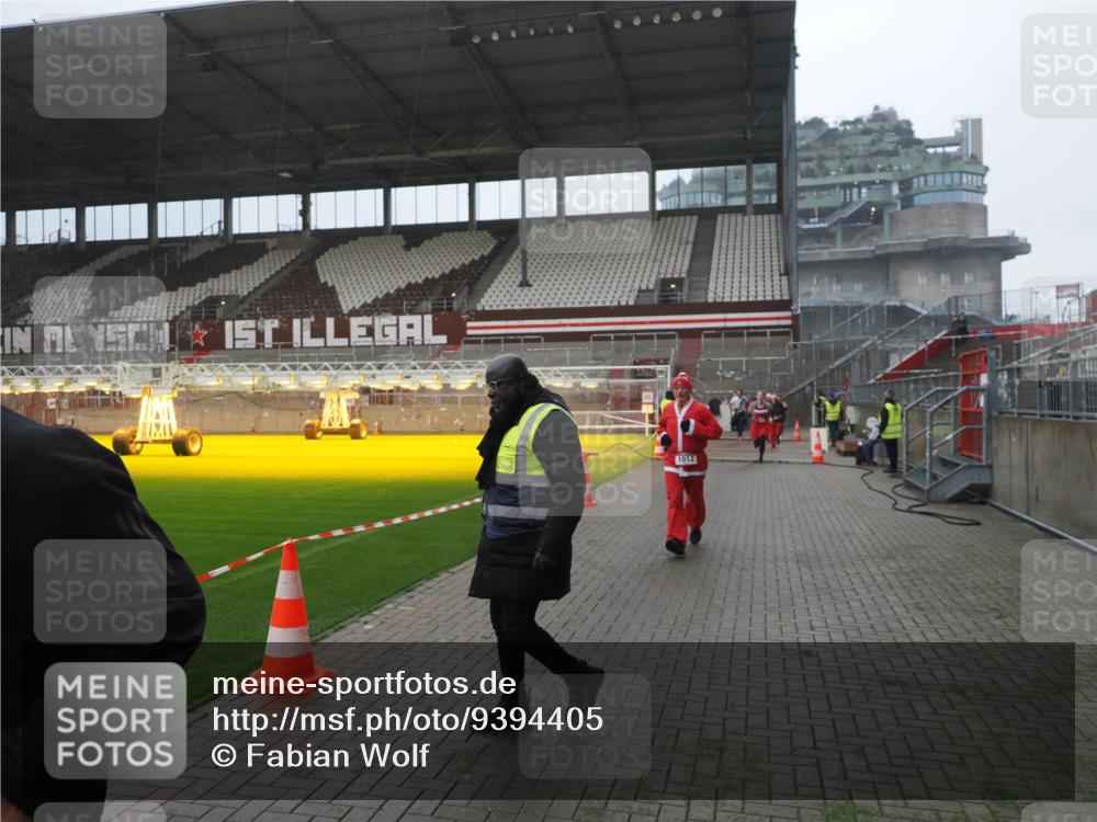 07.12.2025 - St. Pauli X-Mass-Run No. 15 Fabian Wolf http://msf.ph/oto/9394405 07.12.2025 10:25:07 Ziel 1012, 3962, 4335, 4431, 4474, 4513, 4514, 4846 meine-sportfotos.de